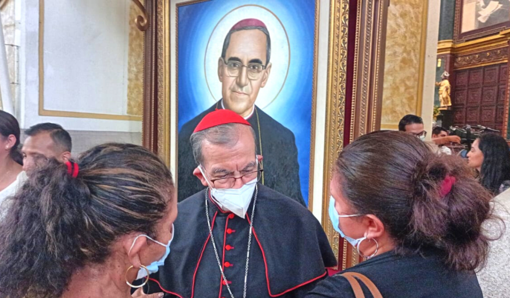 El Salvador vive en un “régimen de terror”: Cardenal Rosa Chávez