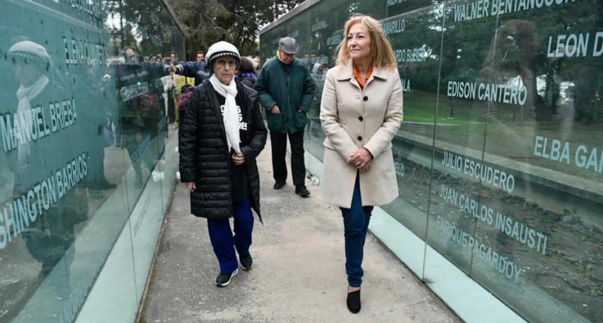 La Intendenta de Montevideo homenajeó a los desaparecidos previo a la Marcha del Silencio