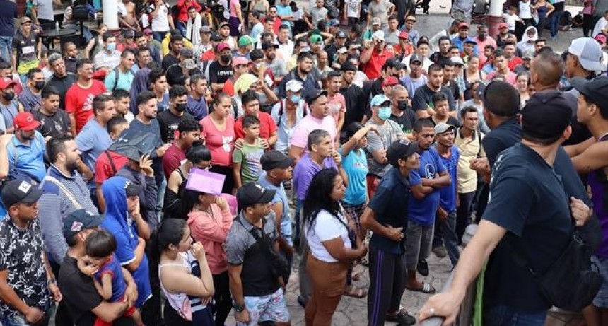 Una caravana con miles de migrantes parte desde Tapachula hacia la frontera entre México y EE.UU