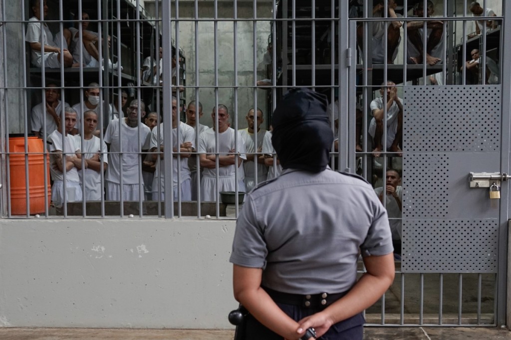 Más de 3.000 menores detenidos en El Salvador bajo régimen de excepción, denuncia HRW