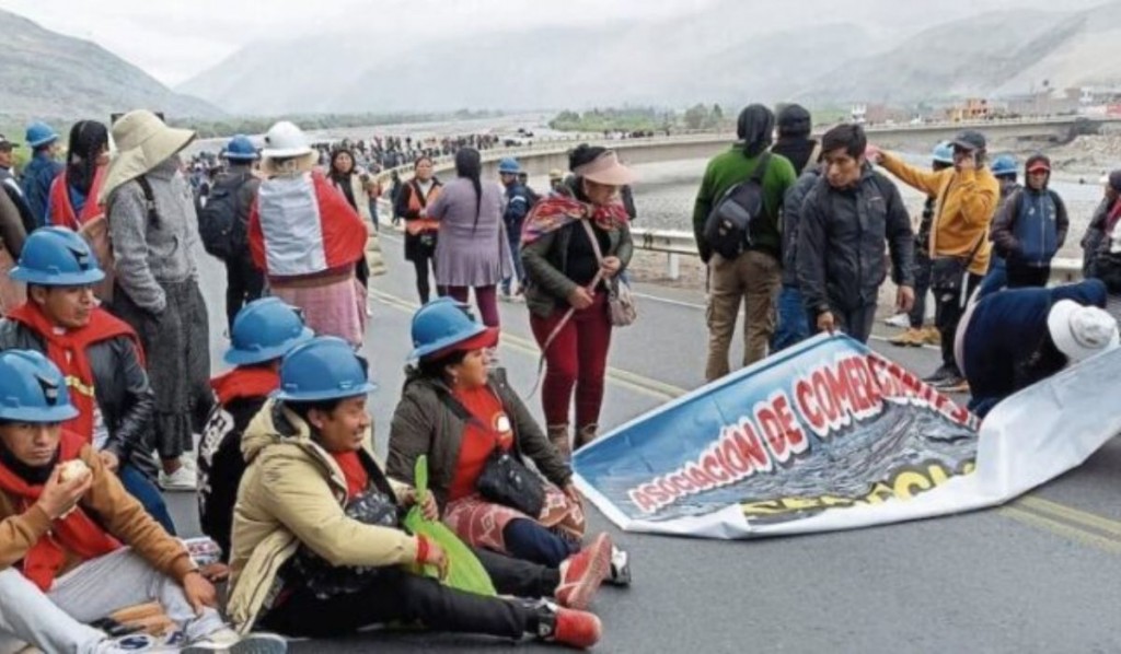 Protestas de mineros artesanales bloquea dos regiones de Perú