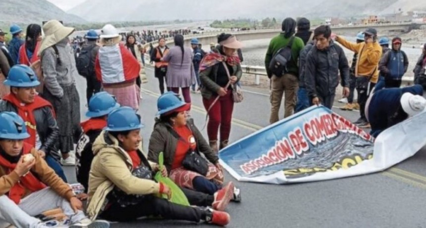 Protestas de mineros artesanales bloquea dos regiones de Perú