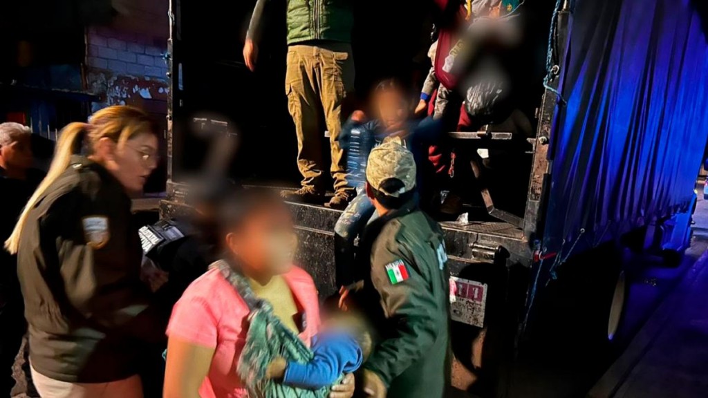 Más de 230 migrantes fueron encontrados en el acoplado de un camión en México