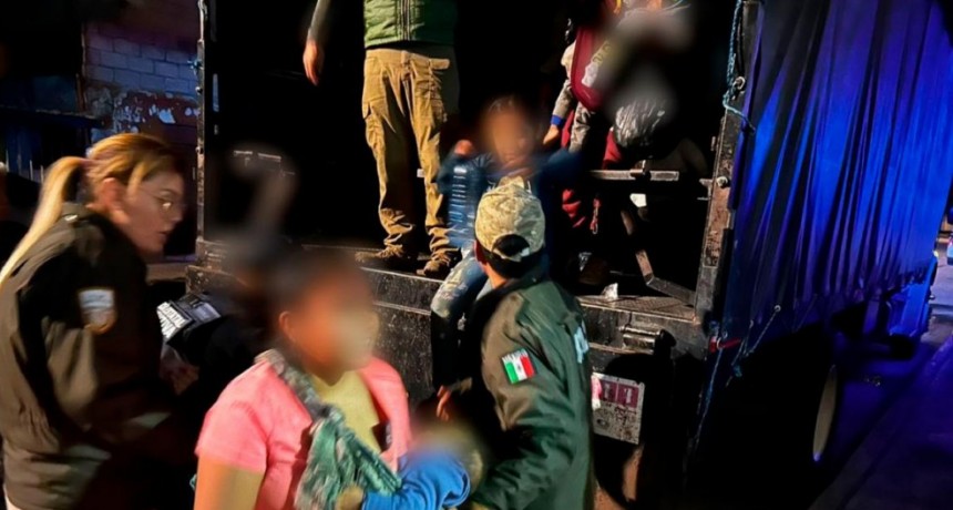 Más de 230 migrantes fueron encontrados en el acoplado de un camión en México