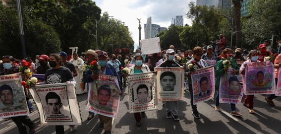 Miles de personas marchan para exigir la verdad sobre la desaparición de los estudiantes de Ayotzinapa