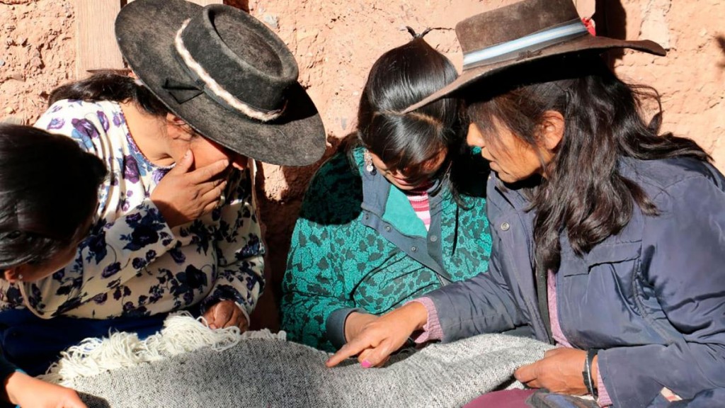 Mujeres artesanas preservan técnicas ancestrales de tejido para salvaguardar su cultura