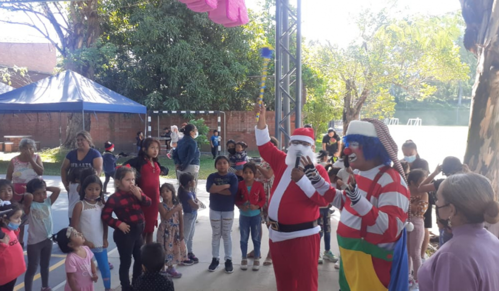 Más de 200 niños y niñas de padres capturados en el marco del régimen de excepción celebran la Navidad